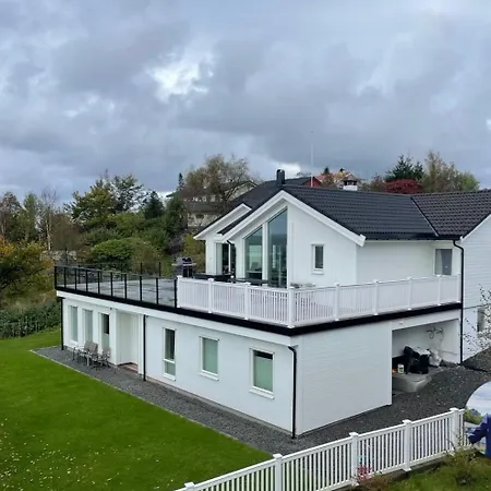 شقة Flott Med Nydelig Utsikt I Et Stille Og Rolig Boligomrade برغن
