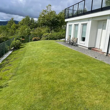 Flott Med Nydelig Utsikt I Et Stille Og Rolig Boligområde