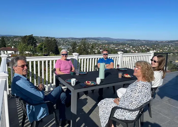 Flott Med Nydelig Utsikt I Et Stille Og Rolig Boligområde
