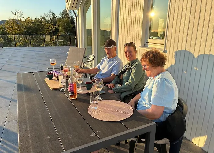 Flott Med Nydelig Utsikt I Et Stille Og Rolig Boligområde *