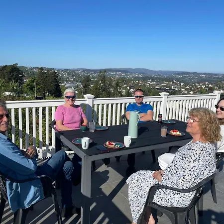 Flott Med Nydelig Utsikt I Et Stille Og Rolig Boligomrade